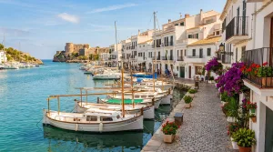 découvrez port mahon, la charmante capitale de minorque, ses ruelles pittoresques, son port animé et ses trésors culturels. partez à l'aventure au cœur de cette île méditerranéenne unique.
